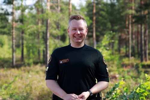 Major Jouni Lahtinen glad mitt i naturen.