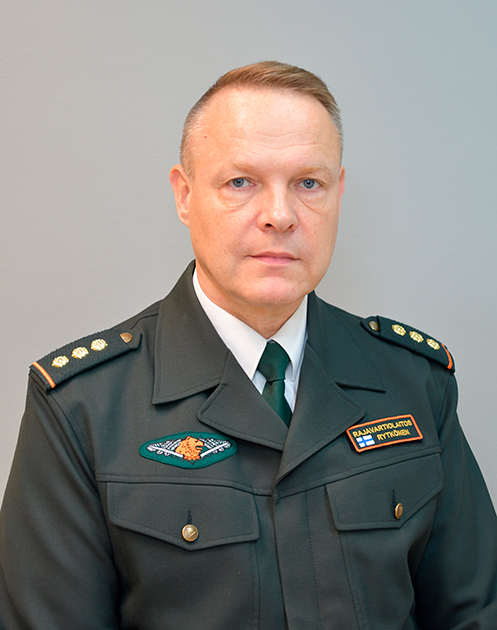 Eversti Mika Rytkönen virkapuvussa