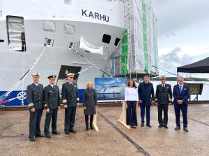 Rajavartiolaitoksen johtoa, sisäministeri Mari Rantanen, laivan kummi rouva Suzanne Innes-Stubb ja Meyer Turun ja Uudenkaupungin työveneen johtoa