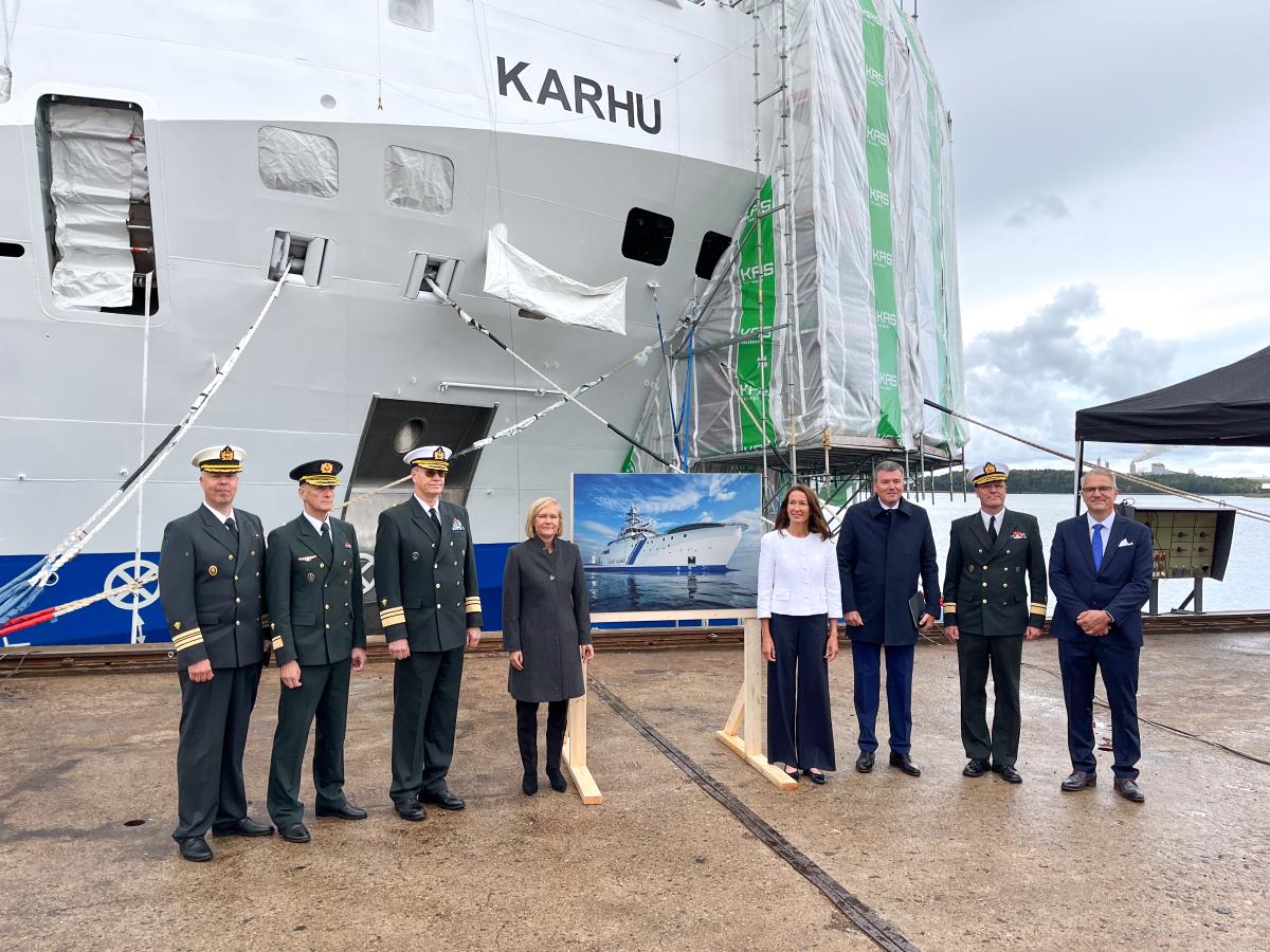 Rajavartiolaitoksen johtoa, sisäministeri Mari Rantanen, laivan kummi rouva Suzanne Innes-Stubb ja Meyer Turun ja Uudenkaupungin työveneen johtoa