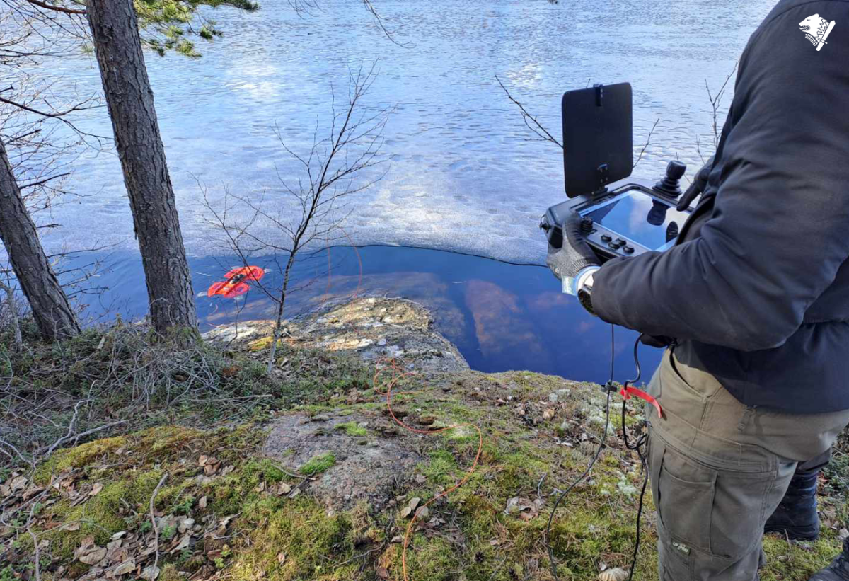 Vedenalaistutkintaa tapahtumapaikalla.