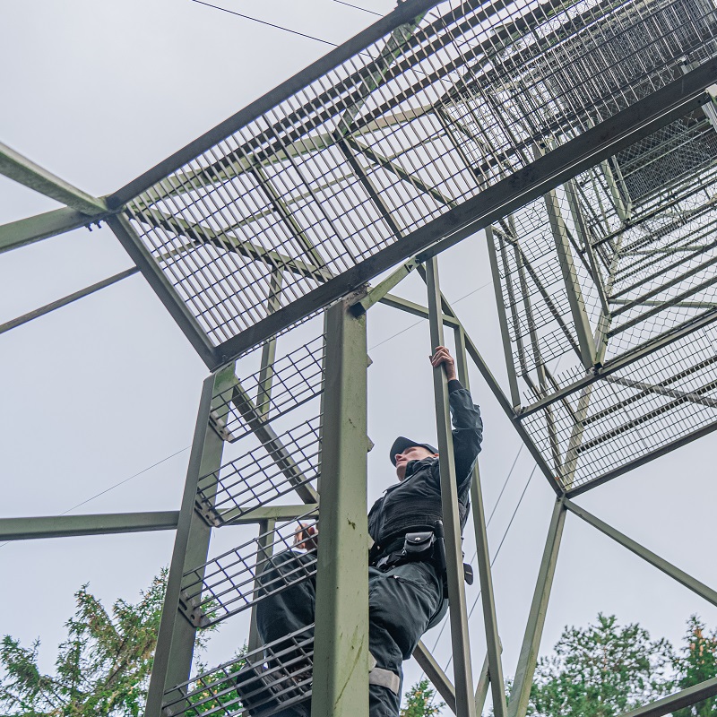 Rajavartija kiipeää vartiotorniin.