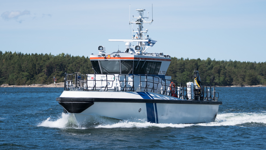 Partiovene ajaa lähellä rantaa.