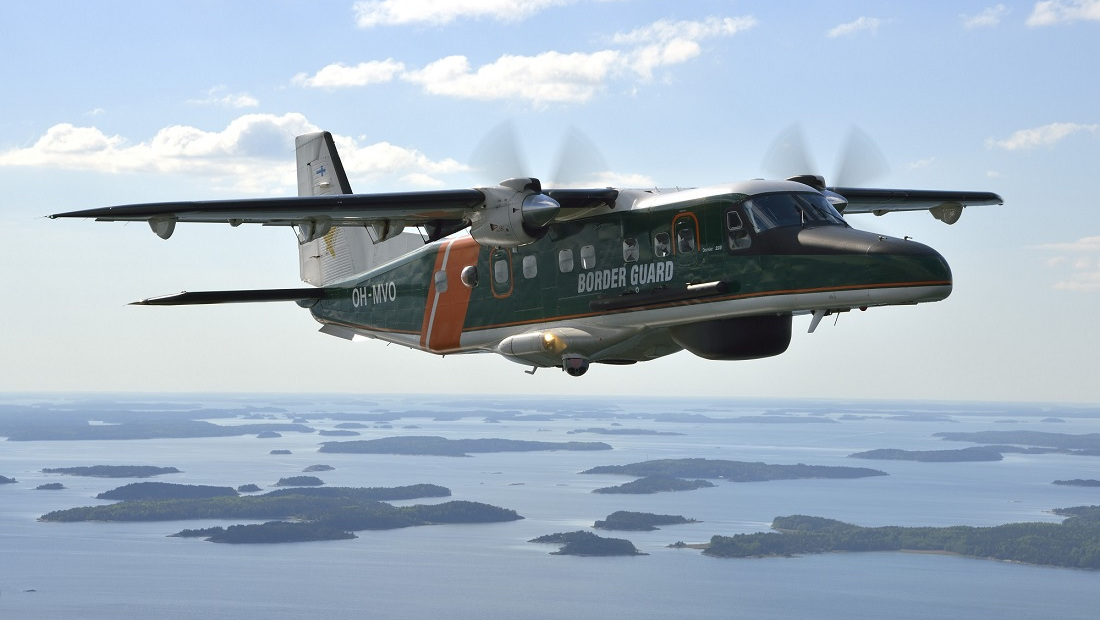 Ett Dornier-flygplan flyger över kusten.