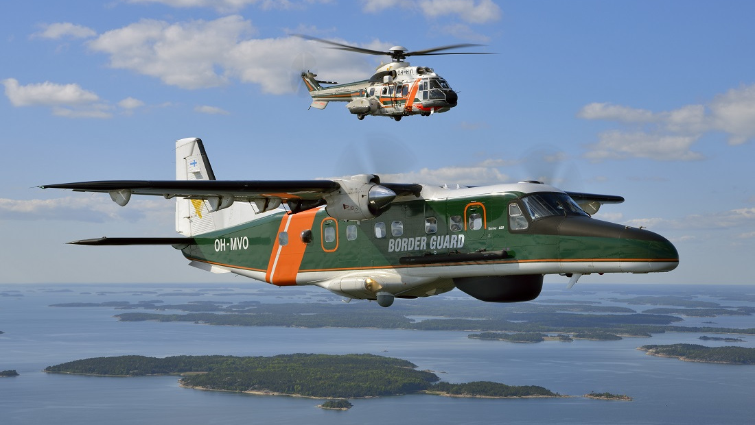 Lentokone ja helikopteri lentävät saariston yläpuolella.