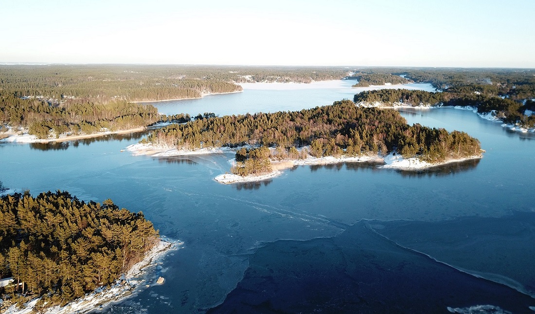 Ilmakuva saaristosta talvella.