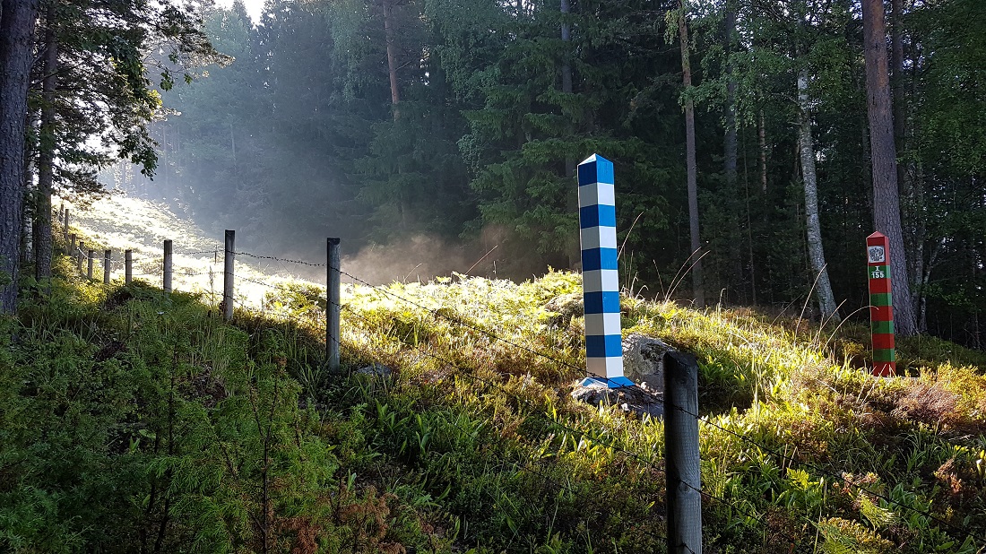 Suomen ja Venäjän rajapaalut metsässä.