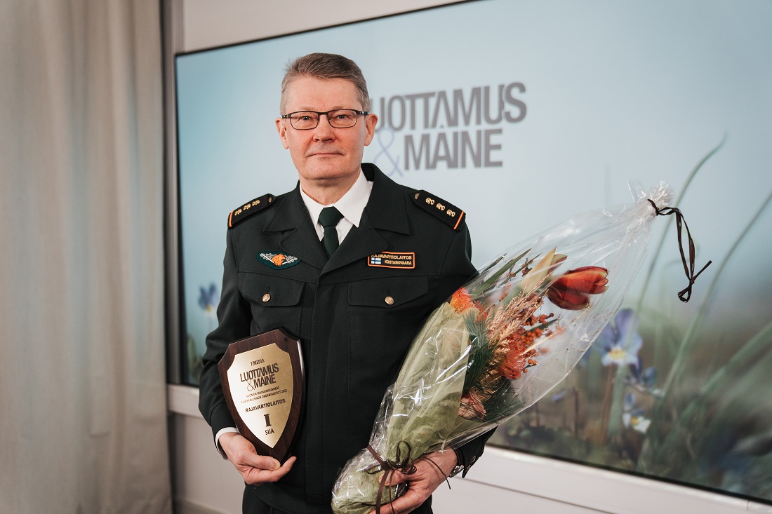 Kostamovaara, palkinto ja kukat.