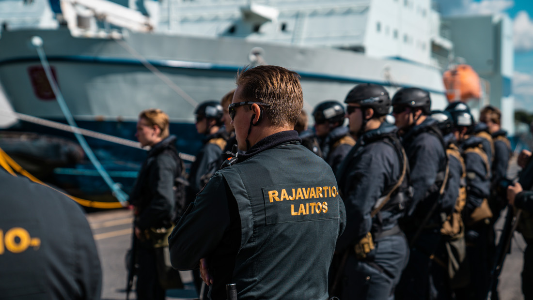 Merivartijat seisovat rivissä satamassa.