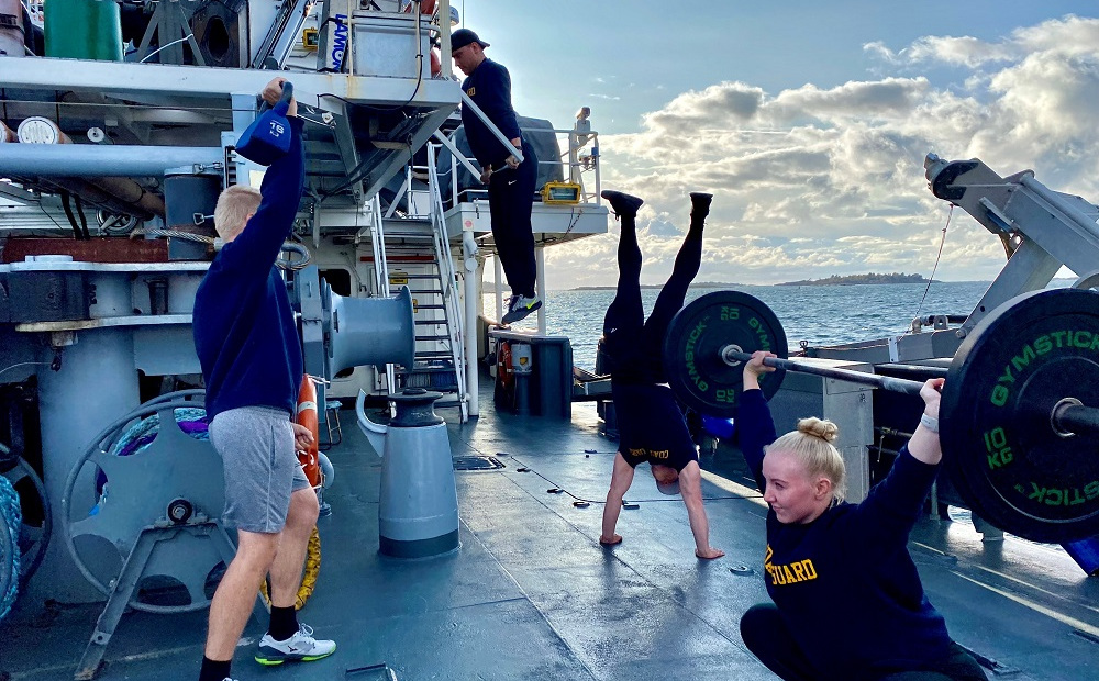 Merivartijat kuntoilevat vartiolaivan kannella.