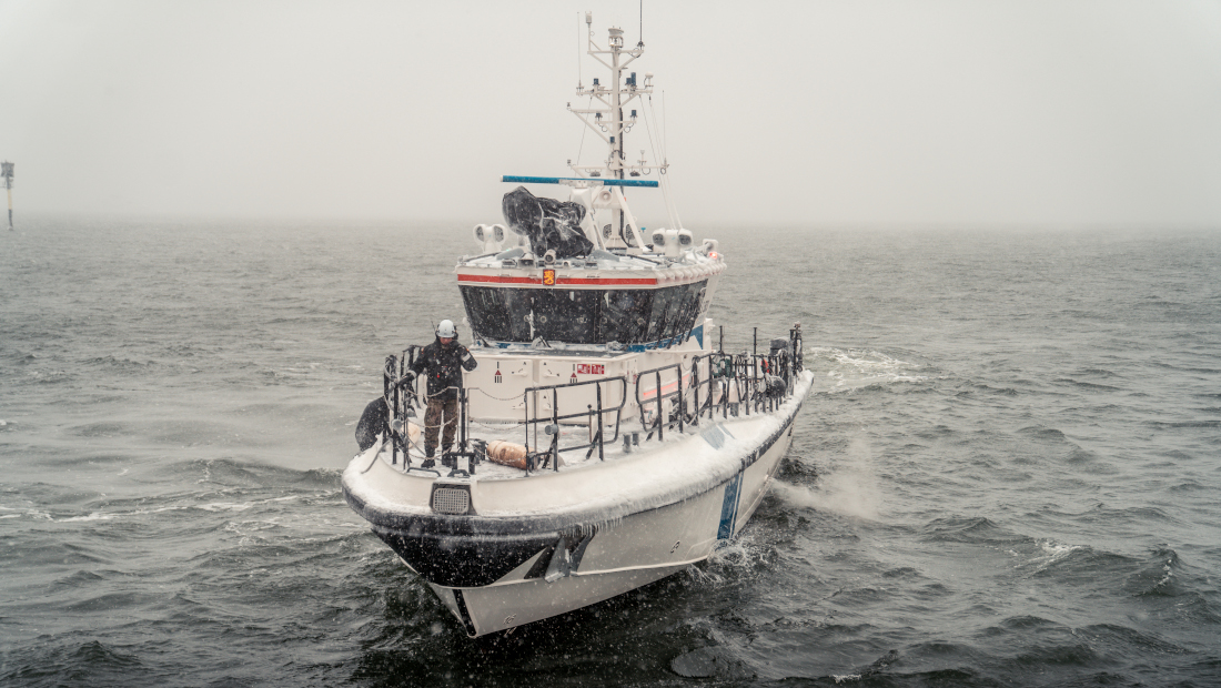 Patrullbåt till sjöss. Det finns is på däck.