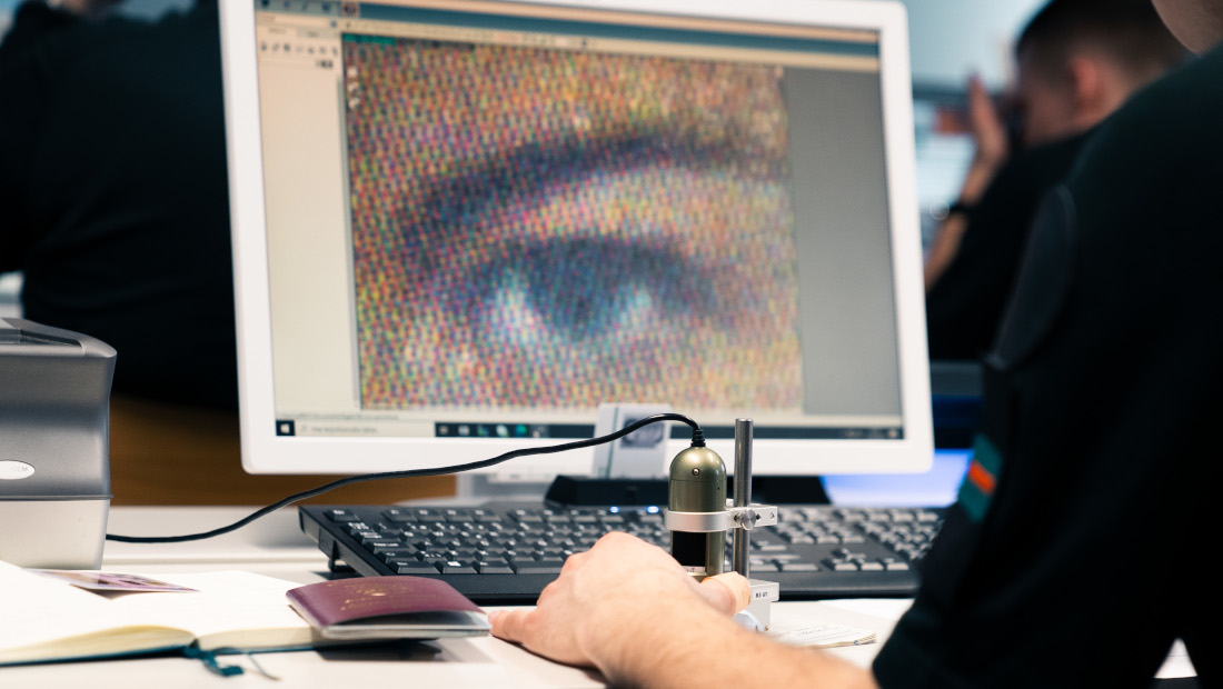 Undersökning av pass med hjälp av dator.