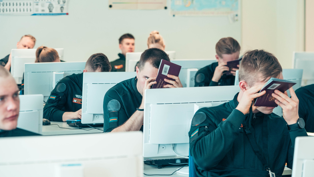 Studenterna studerar pass i klassrummet.