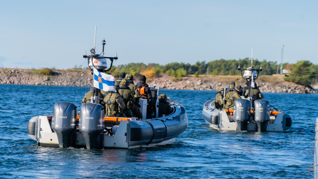 Terrängklädda reservister på båten.