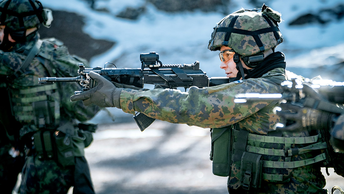 Erikoisrajajääkäri harjoittelemassa ampumaradalla.