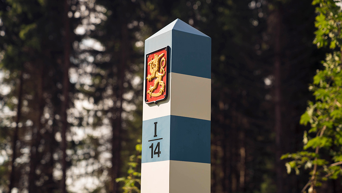 Rajamerkki metsässä.