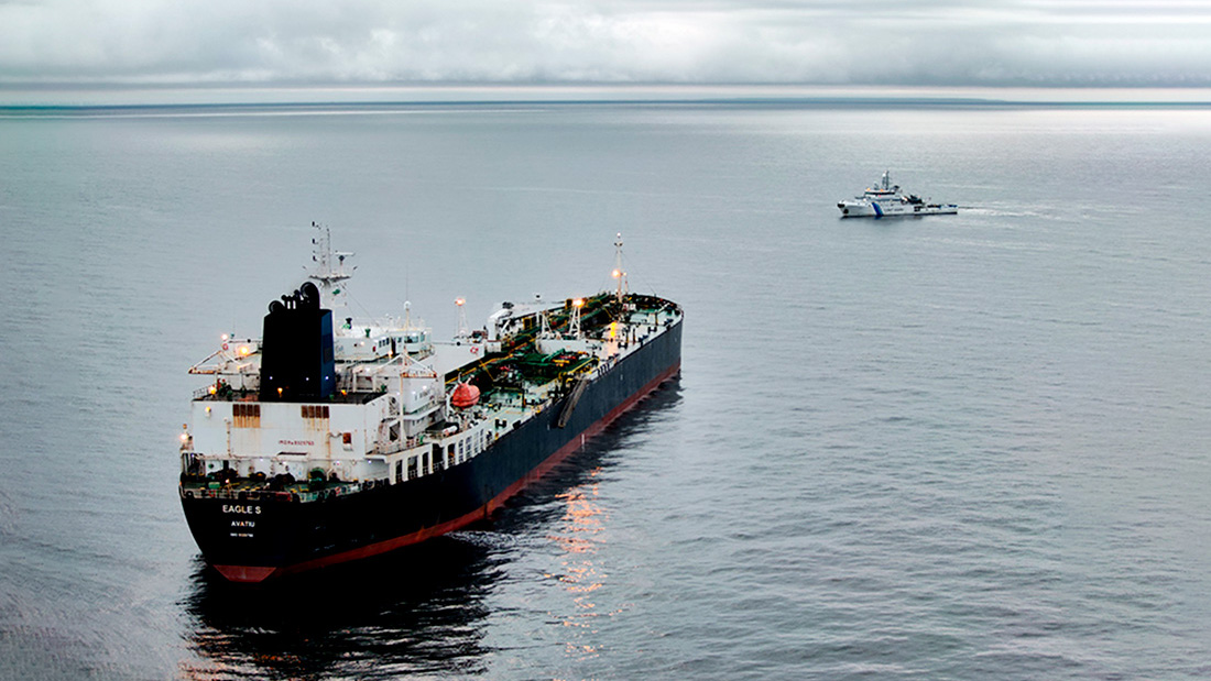 Gränsbevakningsväsendets bevakningsfartyg Uisko och EagleS på öppet hav.