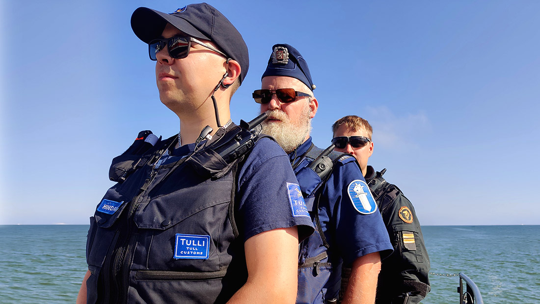 Tullin, poliisin ja Rajavartiolaitoksen työntekijä seisovat vierekkäin.