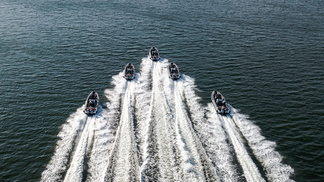 Vem patrullbåtar kör till havs, fotad uppifrån.