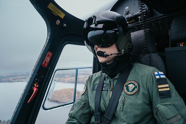 Rajavartiolaitoksen lentäjä ohjaamossa.