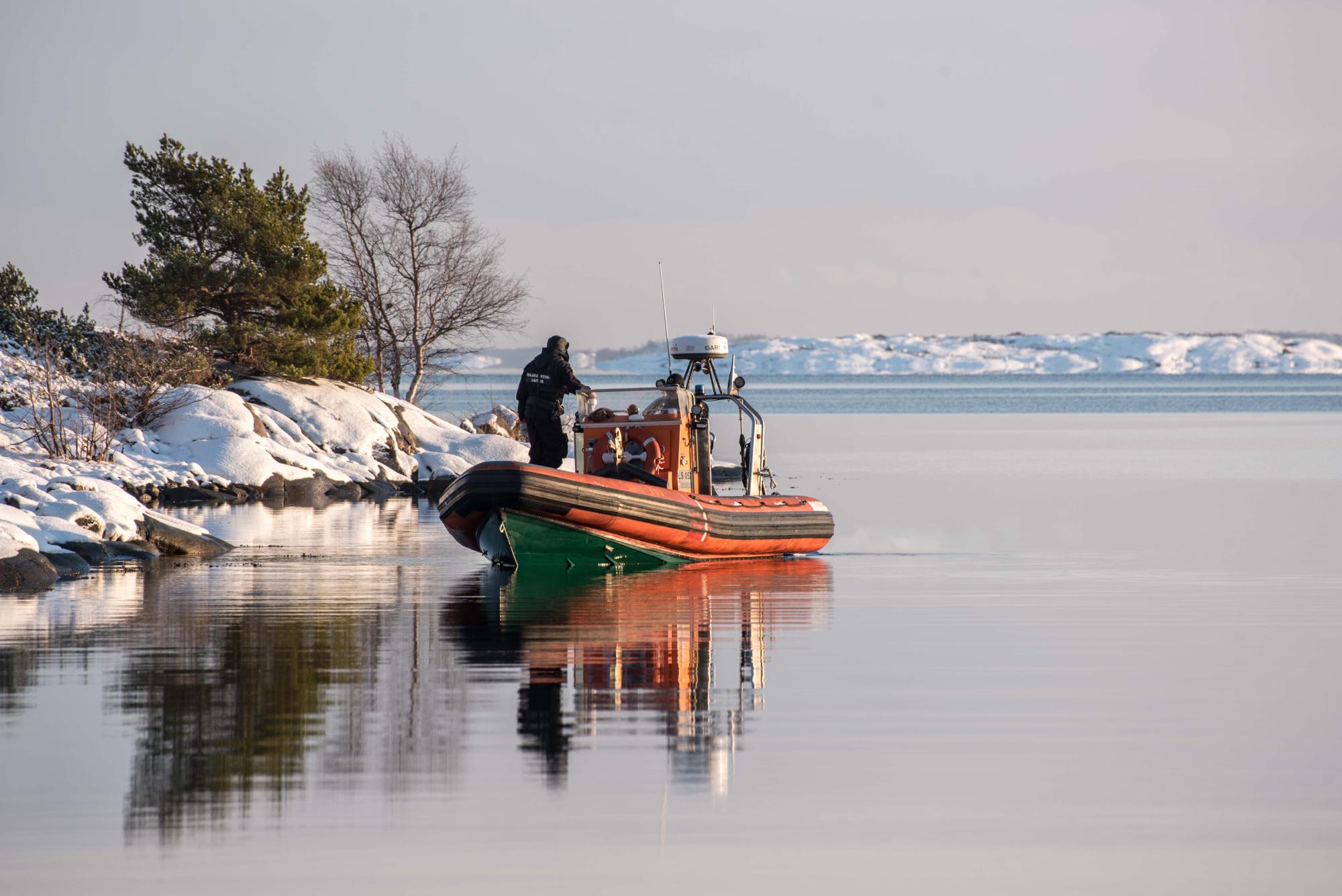 Rajvartiolaitoksen vene lähellä rantaa.