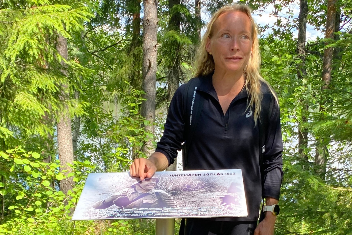 Rajamuseon kesäkierrosten oppaana toimiva FM Helena Pirttisaari-Sundström.