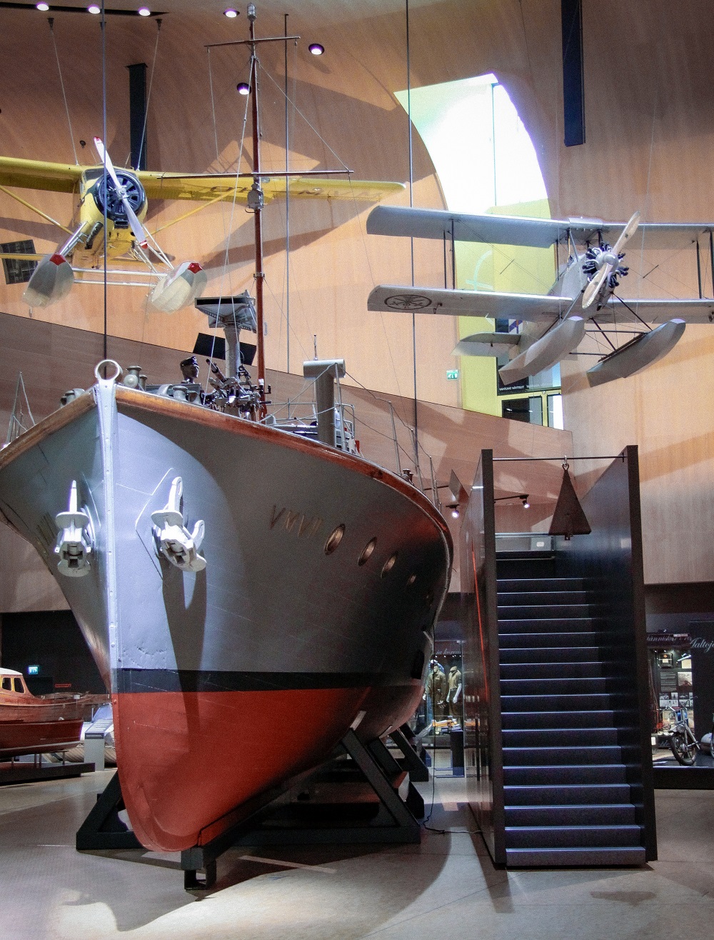 Vanhaa merivartioston kalustoa esillä merivartiomuseon näyttelyhallissa.