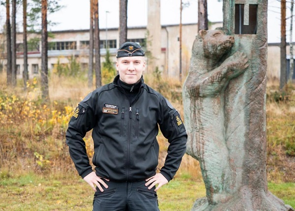 Luutnantti Lehto kiikaroi vartiolaivalla.