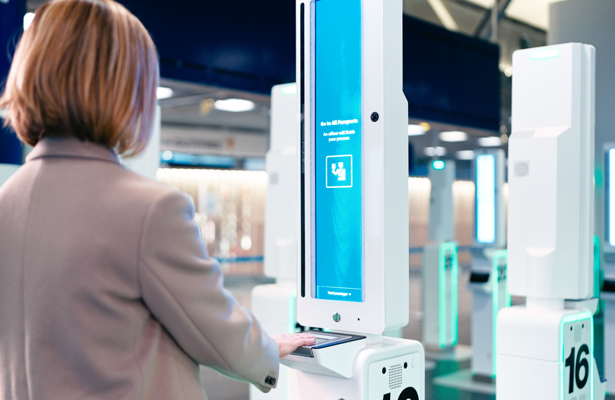 Matkailija automaattisessa rajatarkastuksessa itsepalvelukioskilla.