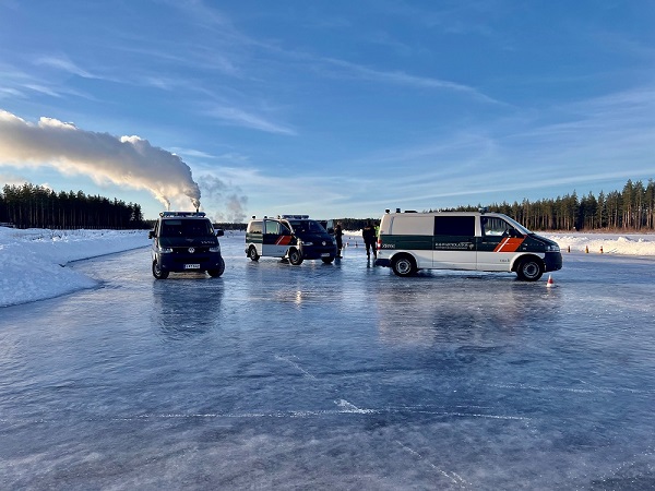 Kolme partioautoa jääradalla.