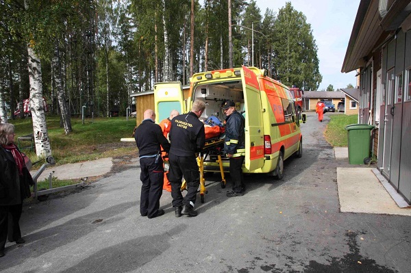 Loukkaantunut siirretään ambulanssiin.