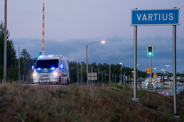 Rajavartiolaitoksen ensivasteauto liikenteessä. Liikennemerkissä lukee Vartius.