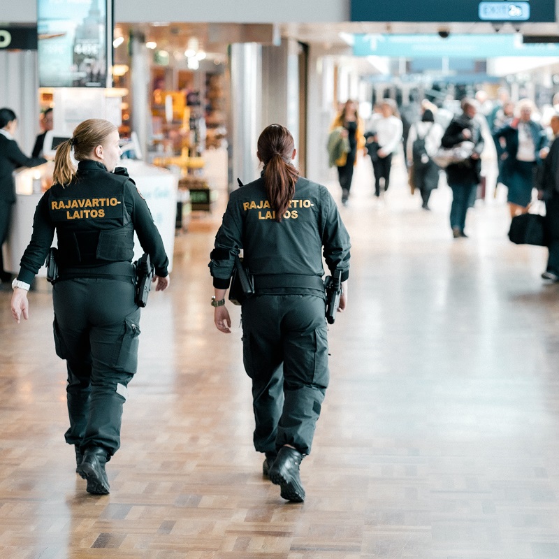 Kaksi rajavartijaa lentoasemalla.