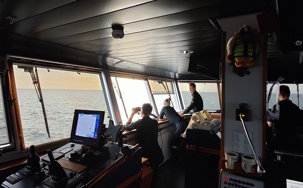 Merikadetit kiikaroivat vartiolaivalla.