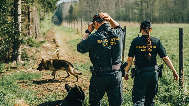 På bilden patrullerar gränsvakter med gränshundar