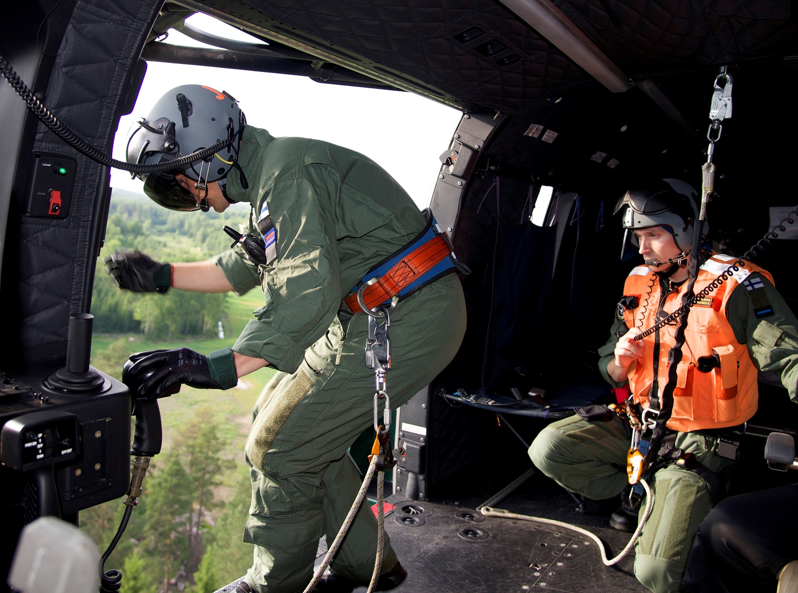 Flygmekaniker i helikopter.