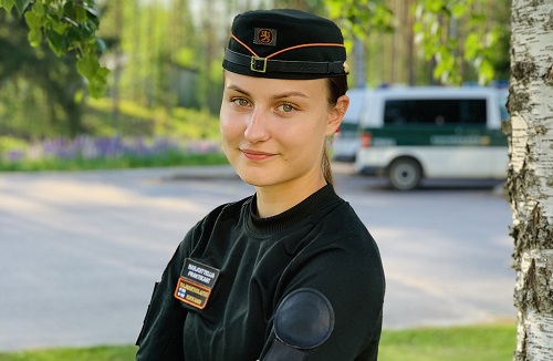 Gränsbevakningsstuderande Suvi Kukkanen i uniform mitt i naturen