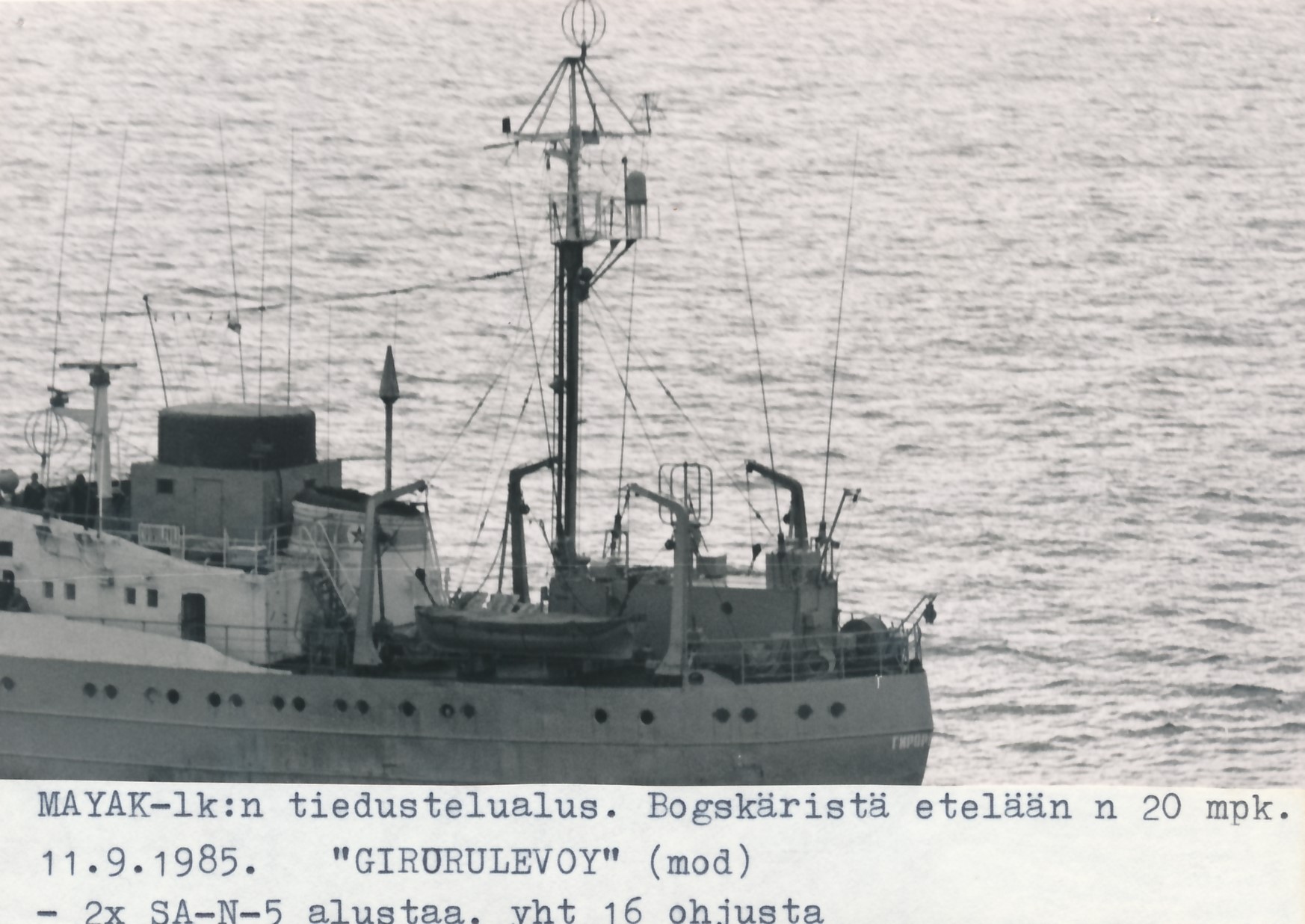 Ilmasta käsin kuvattu neuvostoliittolainen tiedustelualus Itämerellä. Kuvan alareunassa selitetekstiä.