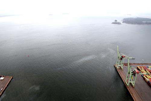 Ilmasta kuvattu öljypäästö Kotkan satamassa.
