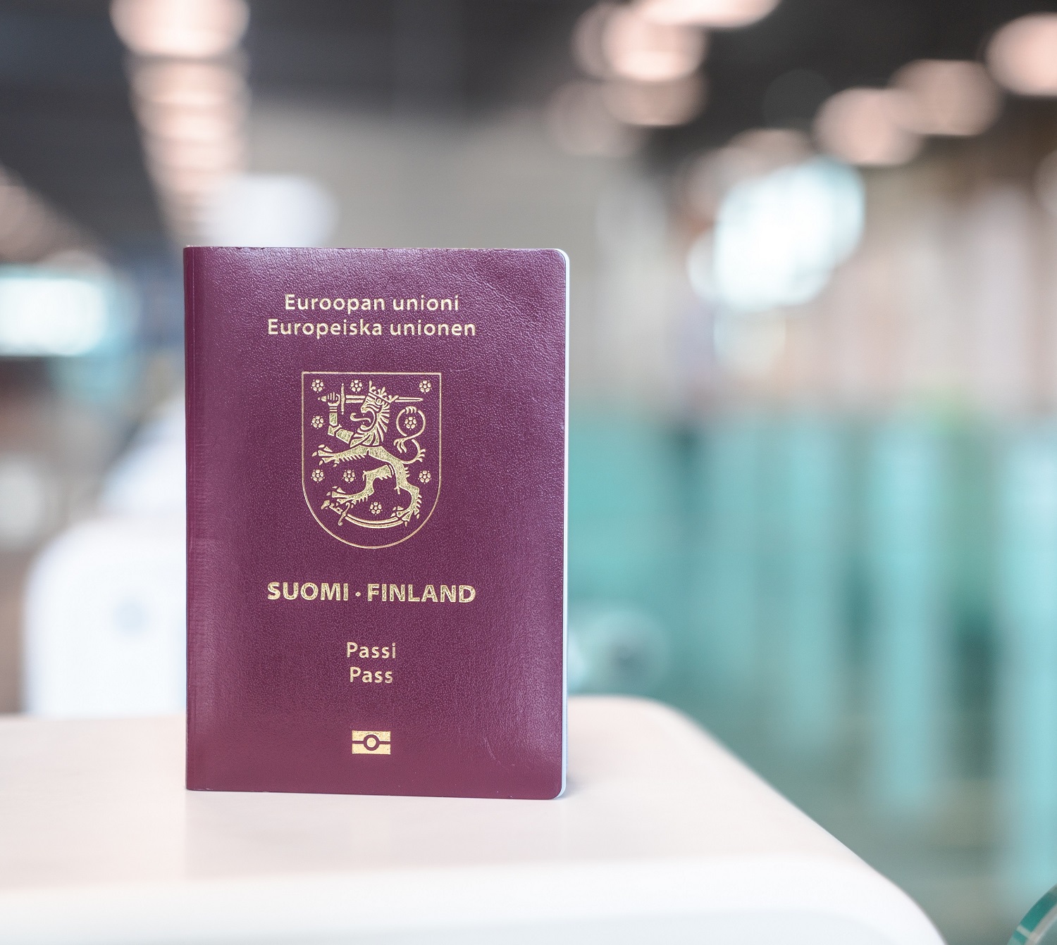 Suomalainen passi rajatarkastusautomaatin päällä.