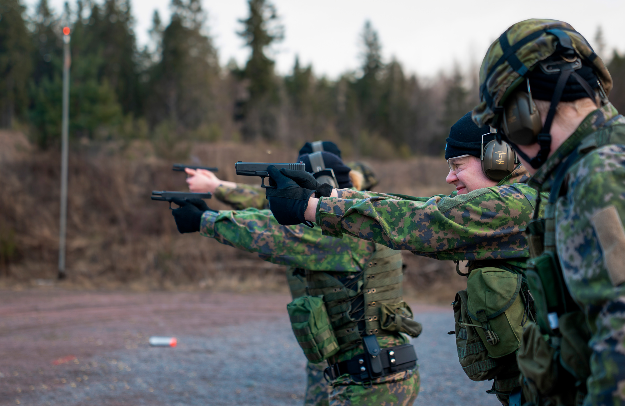 Reserviläiset ampumaharjoituksessa