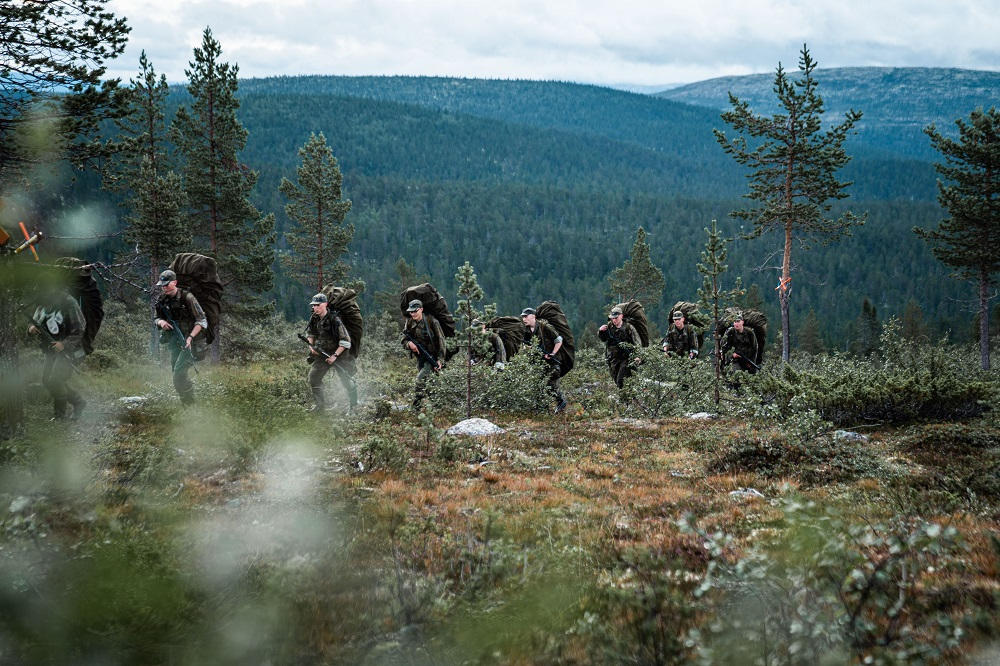 Erikoisrajajääkärit marssivat kuvaajasta poispäin rajalla.