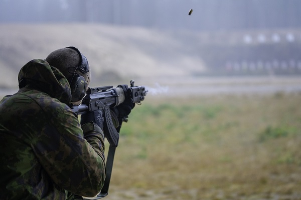 Varusmies ampuu kiekkoa.