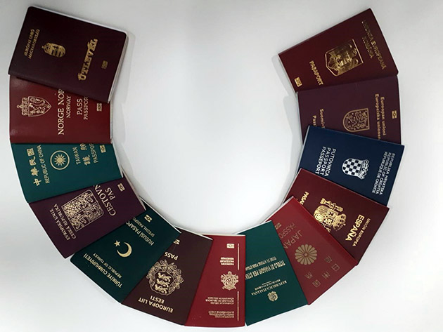 Väärennettyjä passeja.