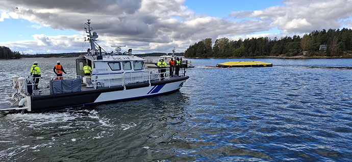 Gränsbevakningsväsendets patrullbåt deltar i oljebekämpningsövningen.