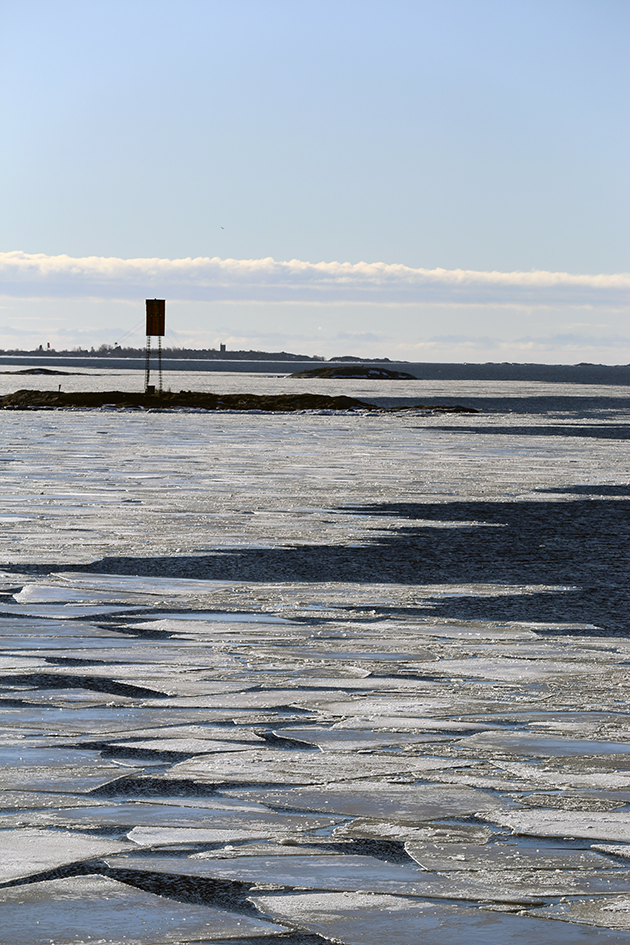 Drivande isflak och öppet vatten på Finska viken.