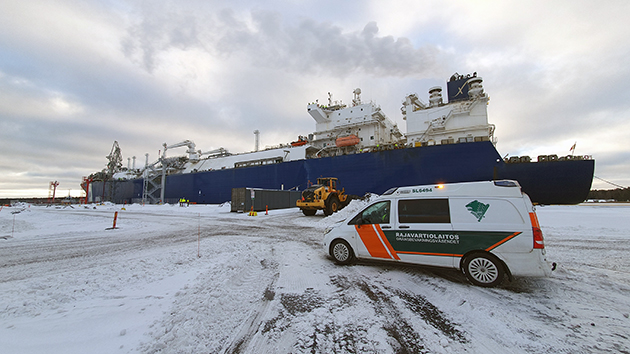 Rajavartiolaitoksen partioauto satamassa. Taustalla laiva kiinnittyneenä laituriin.