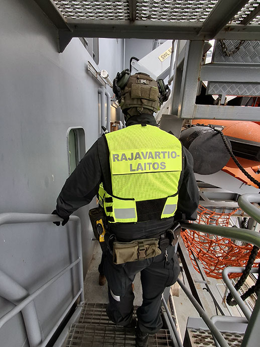 En sjöbevakare går ned för farkostens trappor.