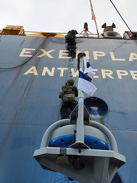 Personer stiger ombord på ett fartyg.