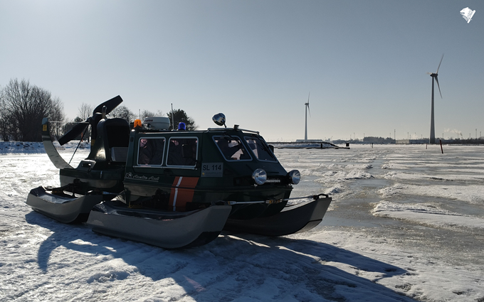 Rajavartiolaitoksen jääkulkuneuvo jäällä.